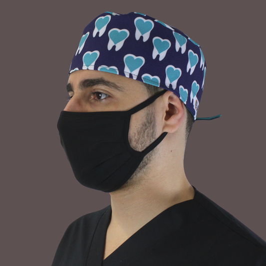 Marineblauwe medische muts van Aelin met unieke tandmotieven, gedragen met een zwart mondmasker