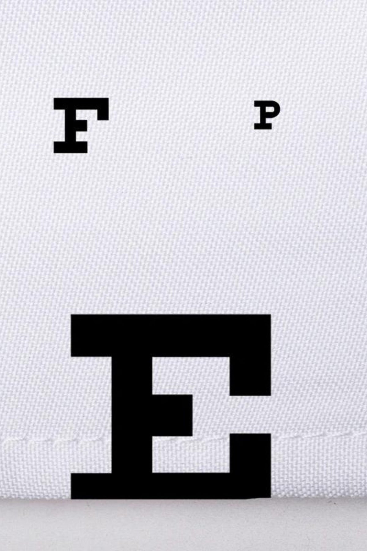 E in zwarte letters met gestileerd design op medische muts van Aelin met unieke motieven