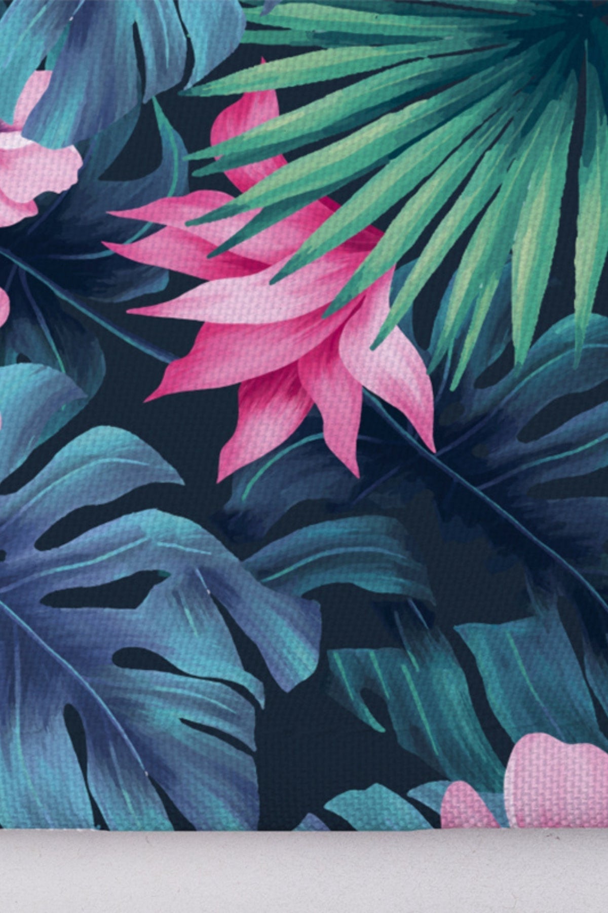 Levendig tropisch gebladerte met roze bloemen, medische muts van Aelin met unieke motieven
