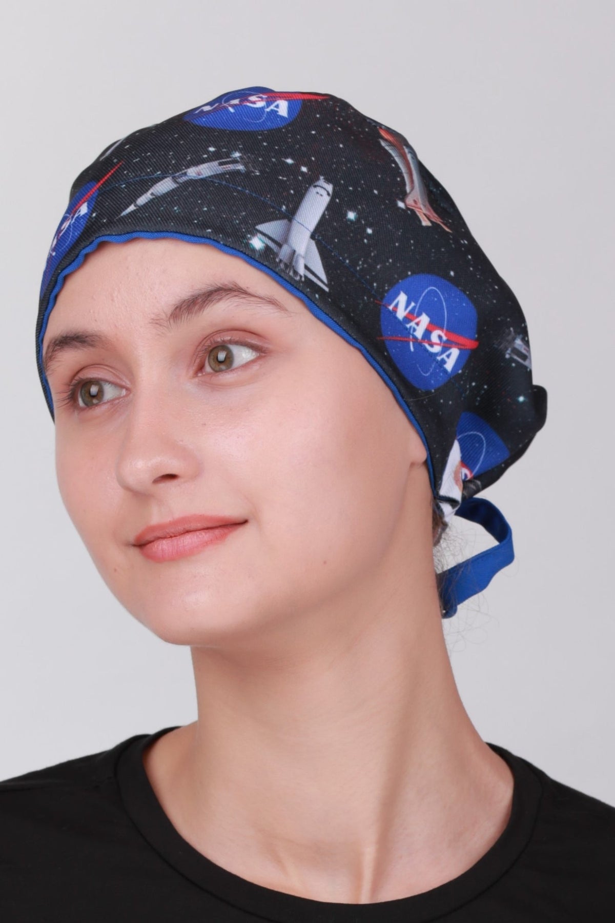 Medische muts van Aelin met unieke NASA-motieven op een elegante zwarte achtergrond