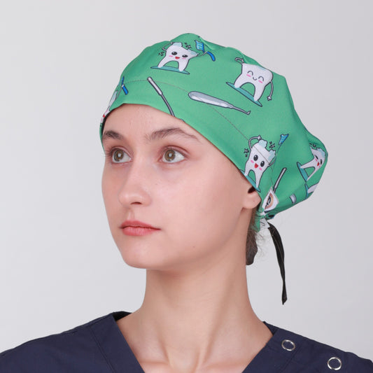 Groene OK-muts met tandprint en unieke motieven, geïnspireerd door Grey’s Anatomy
