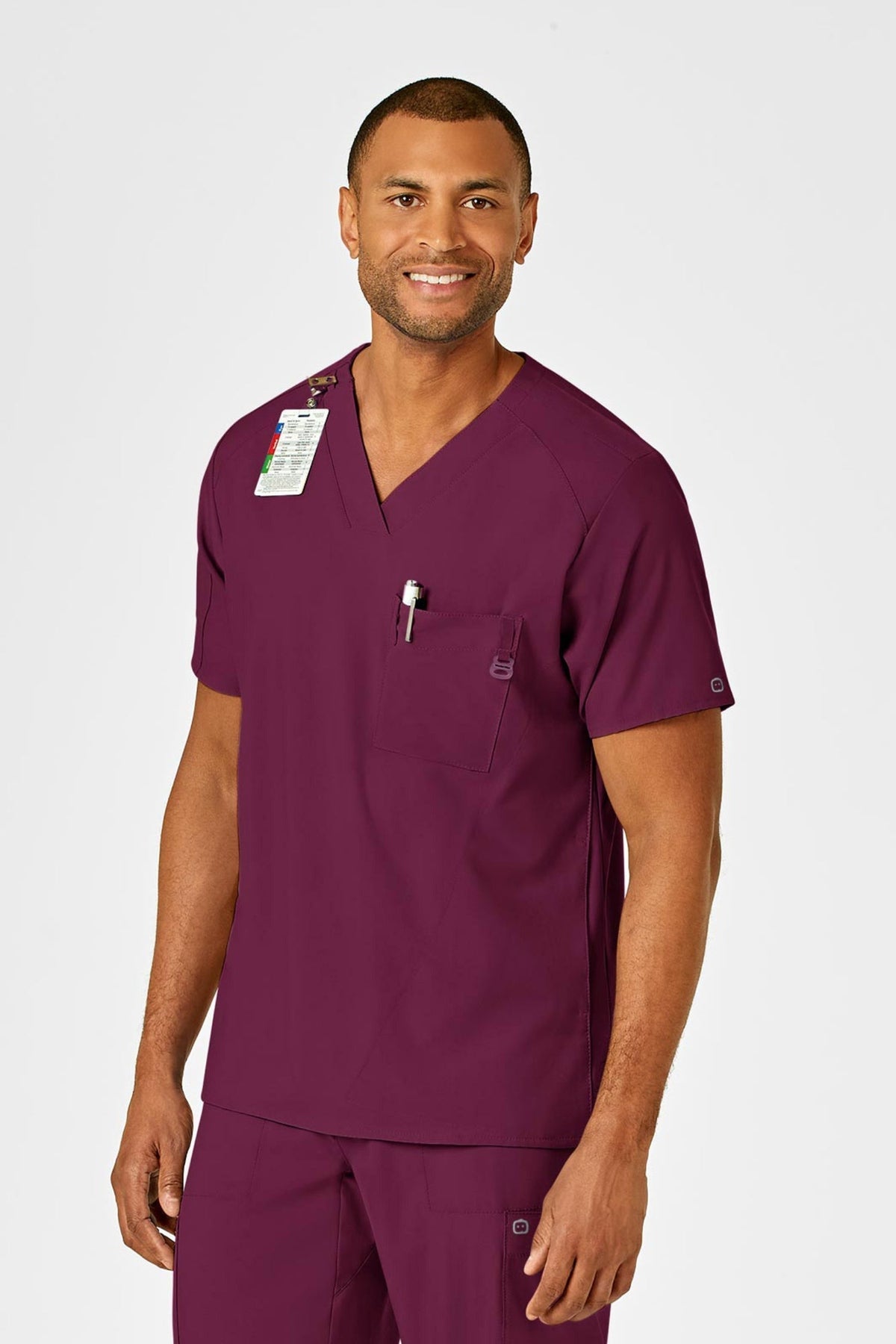 Zorgprofessional in een complete bordeaux medische set, bordeaux scrubs met V-hals
